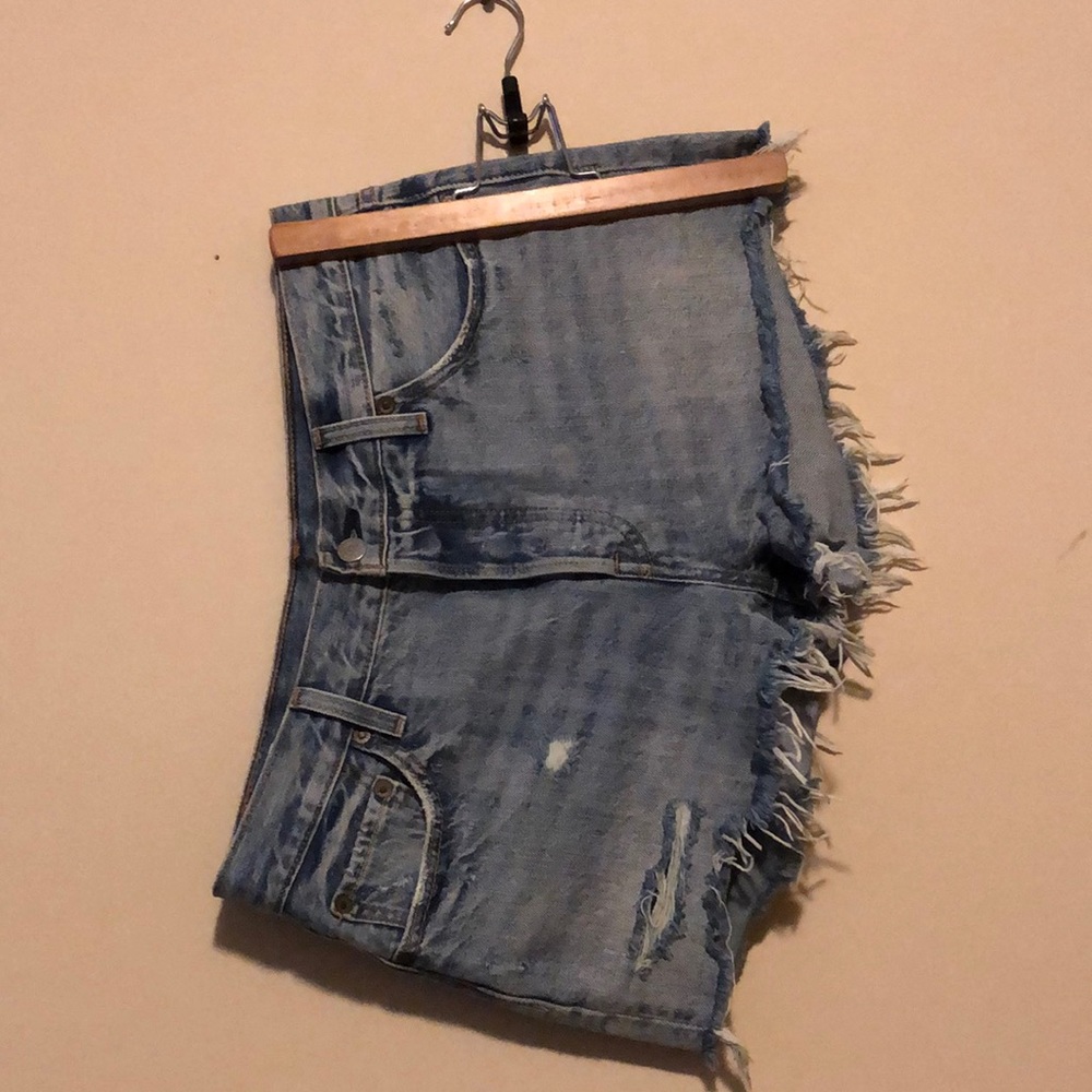 LEVIS - Distressed Short Shorts